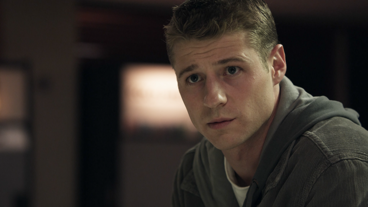 Ben McKenzie, as officer Ben Sherman, wearing a gray jacket in Southland.