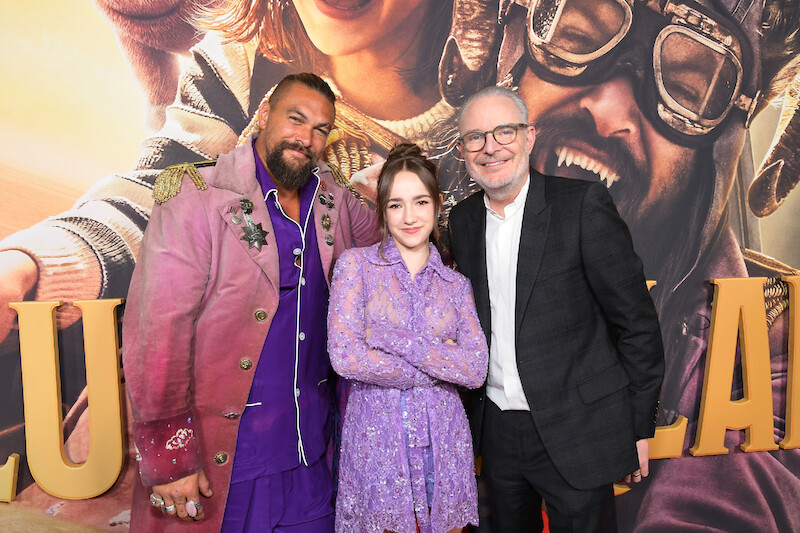 Momoa and Barkley pose with Slumberland director Francis Lawrence.