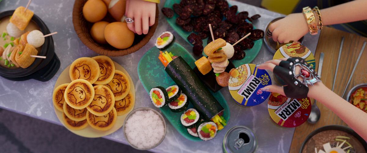 Uma mesa repleta de comida em 'Guerreiras do K-Pop'