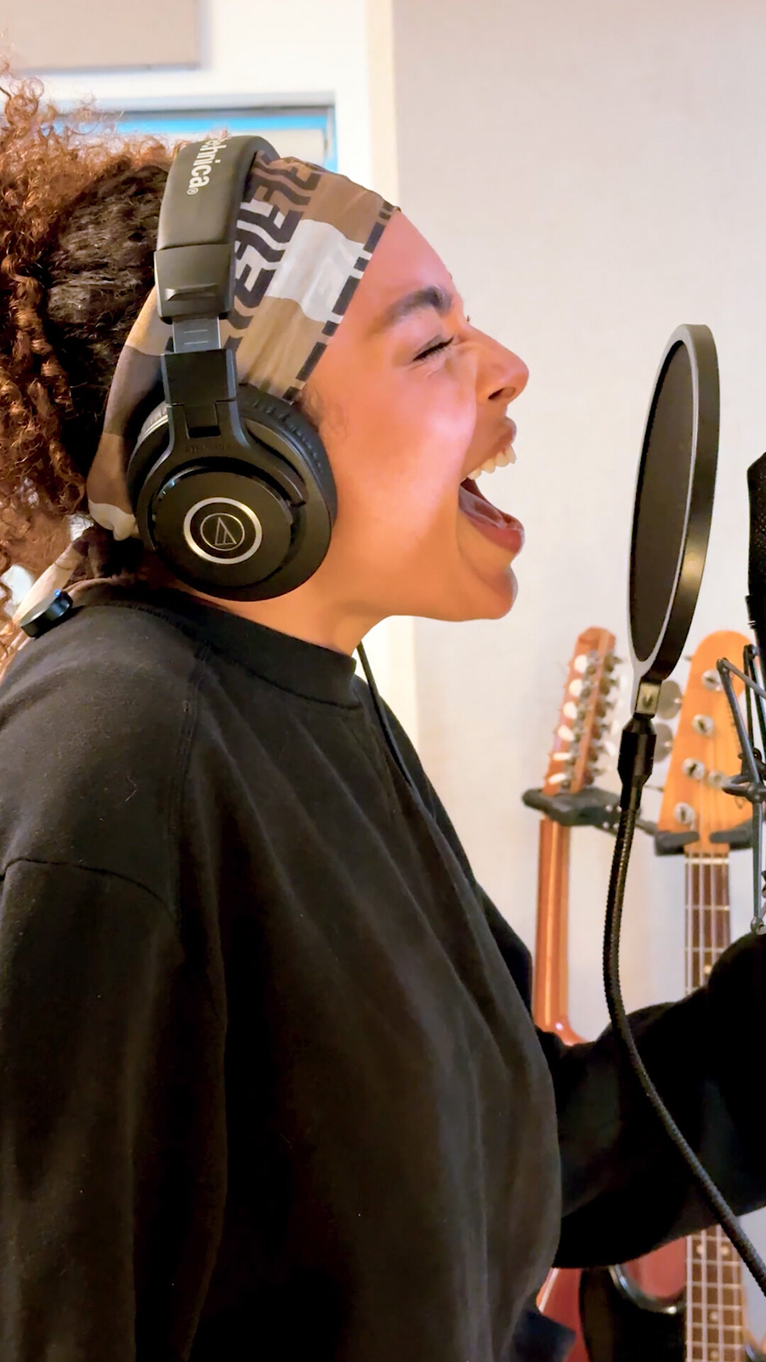 Atriz Any Gabrielly em um estúdio de gravação de música