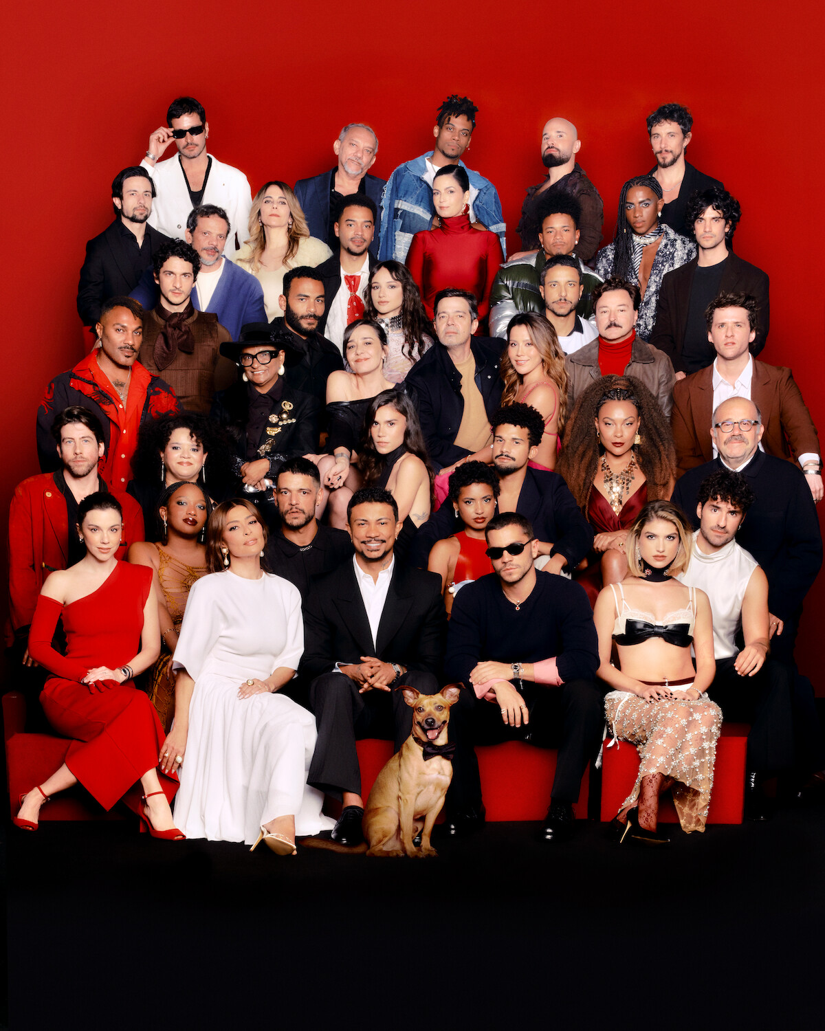 Grupo de artistas reunidos na festa de 15 anos da Netflix no Brasil