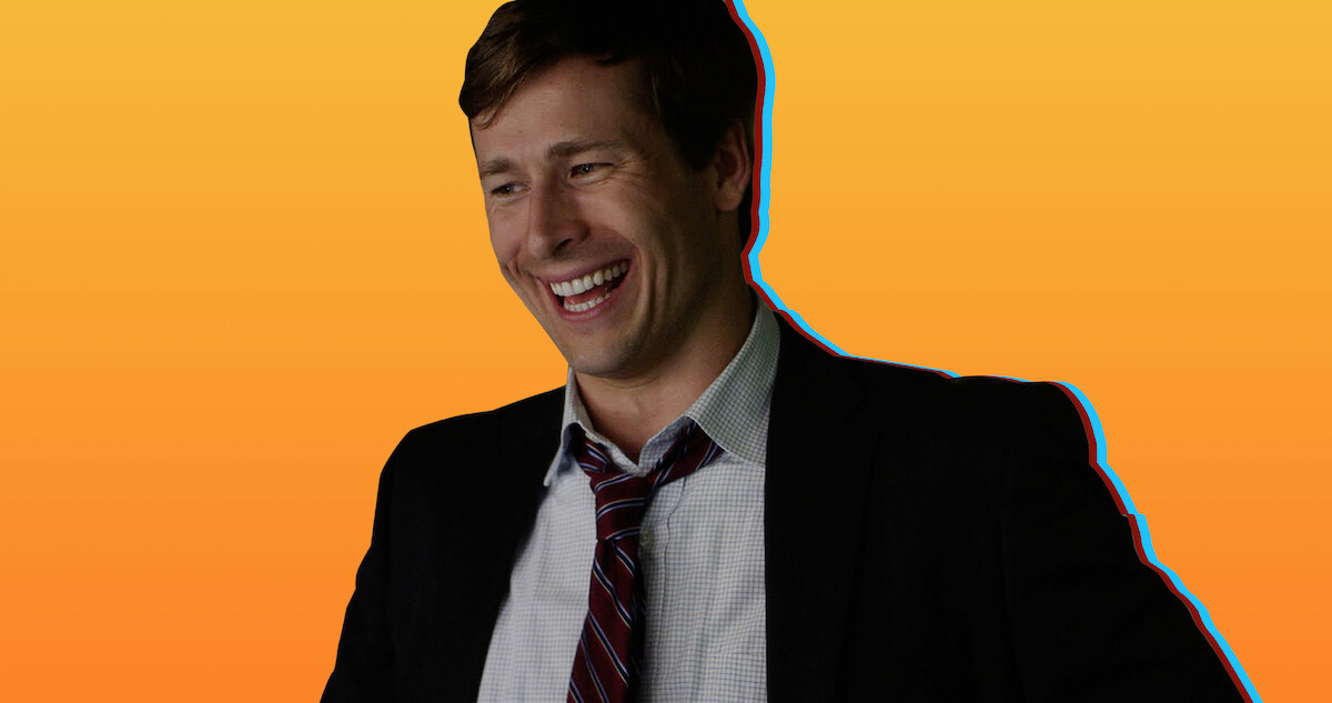 Glen Powell smiles in Set It Up