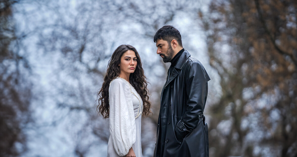 os protagonistas de Meu Nome é Farah posam juntos