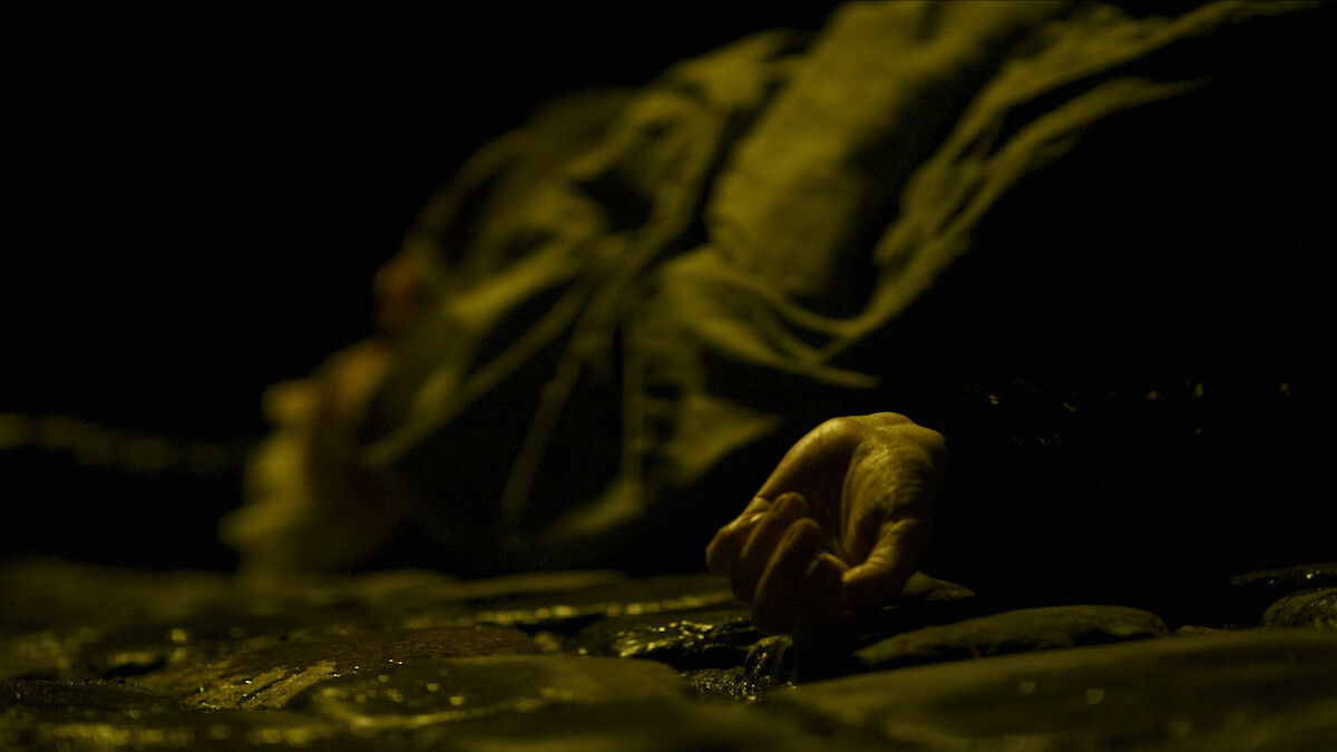 A dead body in the street in ‘Unsolved Mysteries,’ Volume 4, Episode 1, “Who Was Jack the Ripper?”