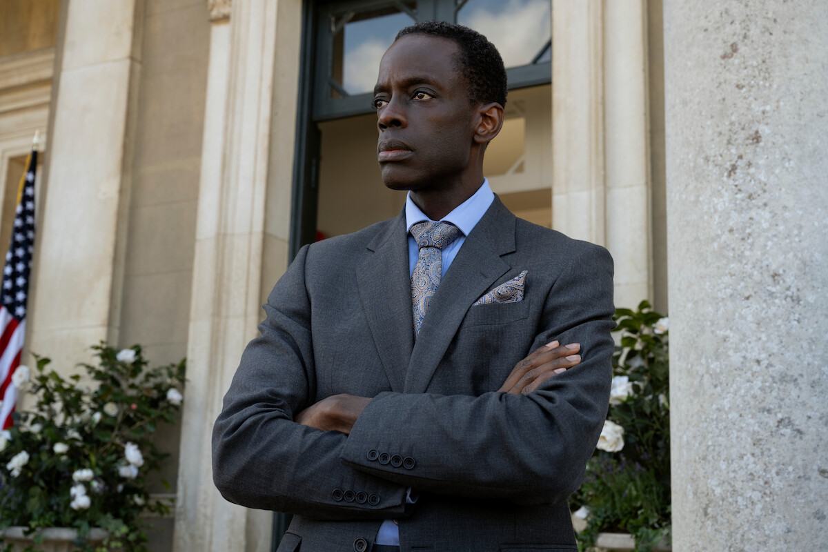 Ato Essandoh como Stuart Hayford em ‘A Diplomata’.