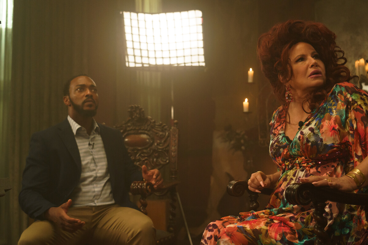 Jennifer Coolidge as a psychic in We have a ghost. 