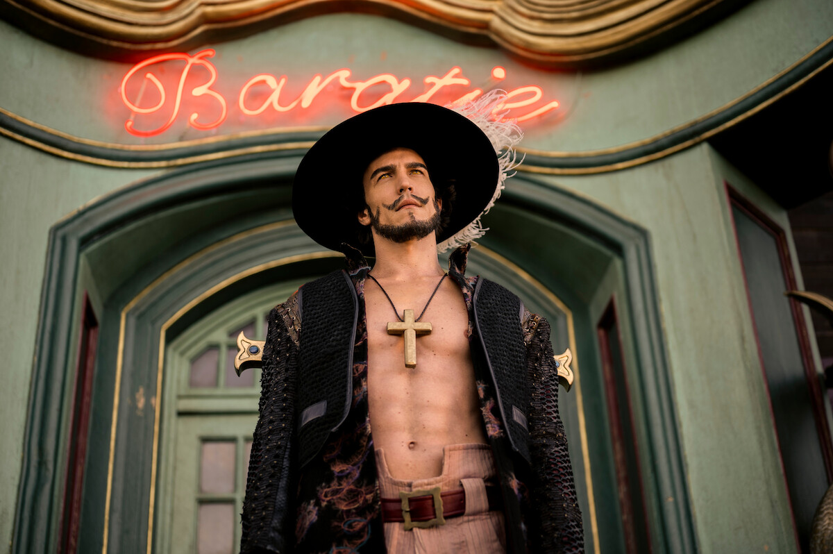 Steven Ward as Mihawk in Season 1 of ‘One Piece.’
