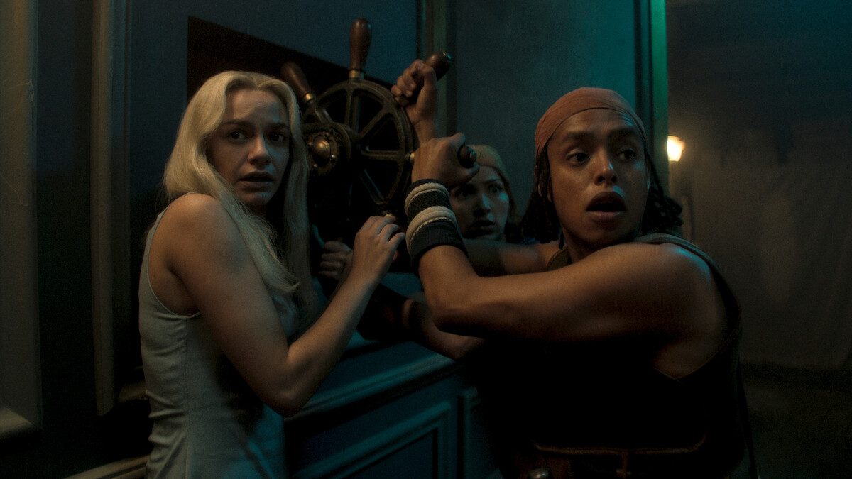 Celeste Loots as Kaya, Emily Rudd as Nami, and Jacob Romero as Usopp in ‘ONE PIECE’