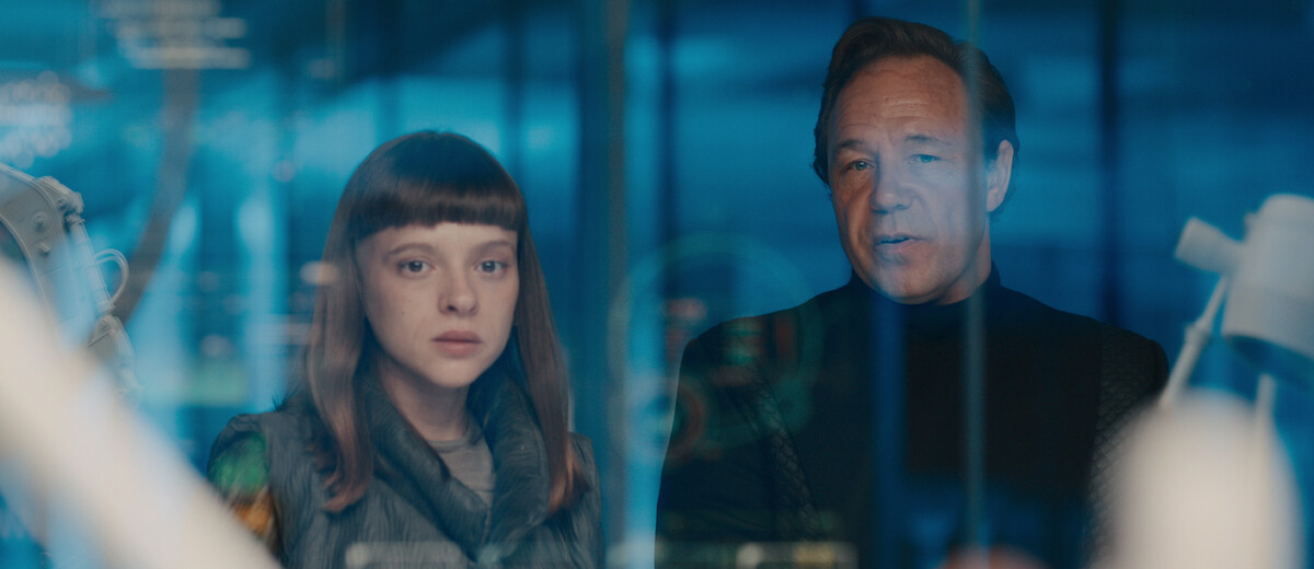 Shira Haas as Iris Maplewood and Stephen Graham as Elias Mannix in ‘Bodies’