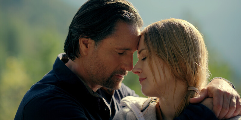 (L to R) Martin Henderson as Jack Sheridan, Alexandra Breckenridge as Mel Monroe