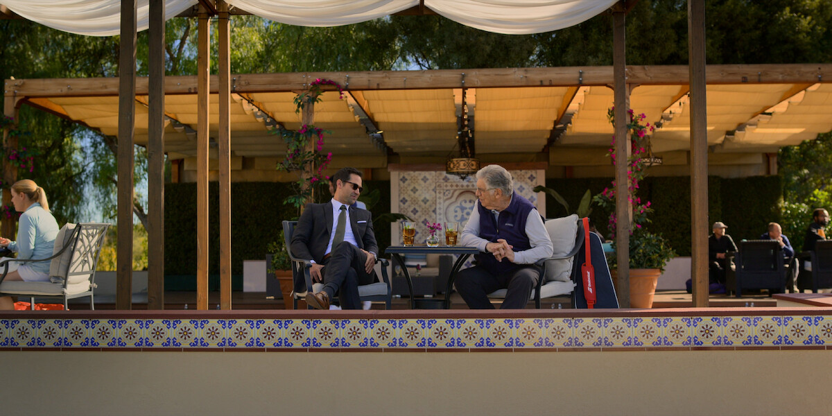 Manuel Garcia-Rulfo as Mickey Haller and Elliott Gould as David Siegel at the Paseo Club in ‘The Lincoln Lawyer’ Season 2