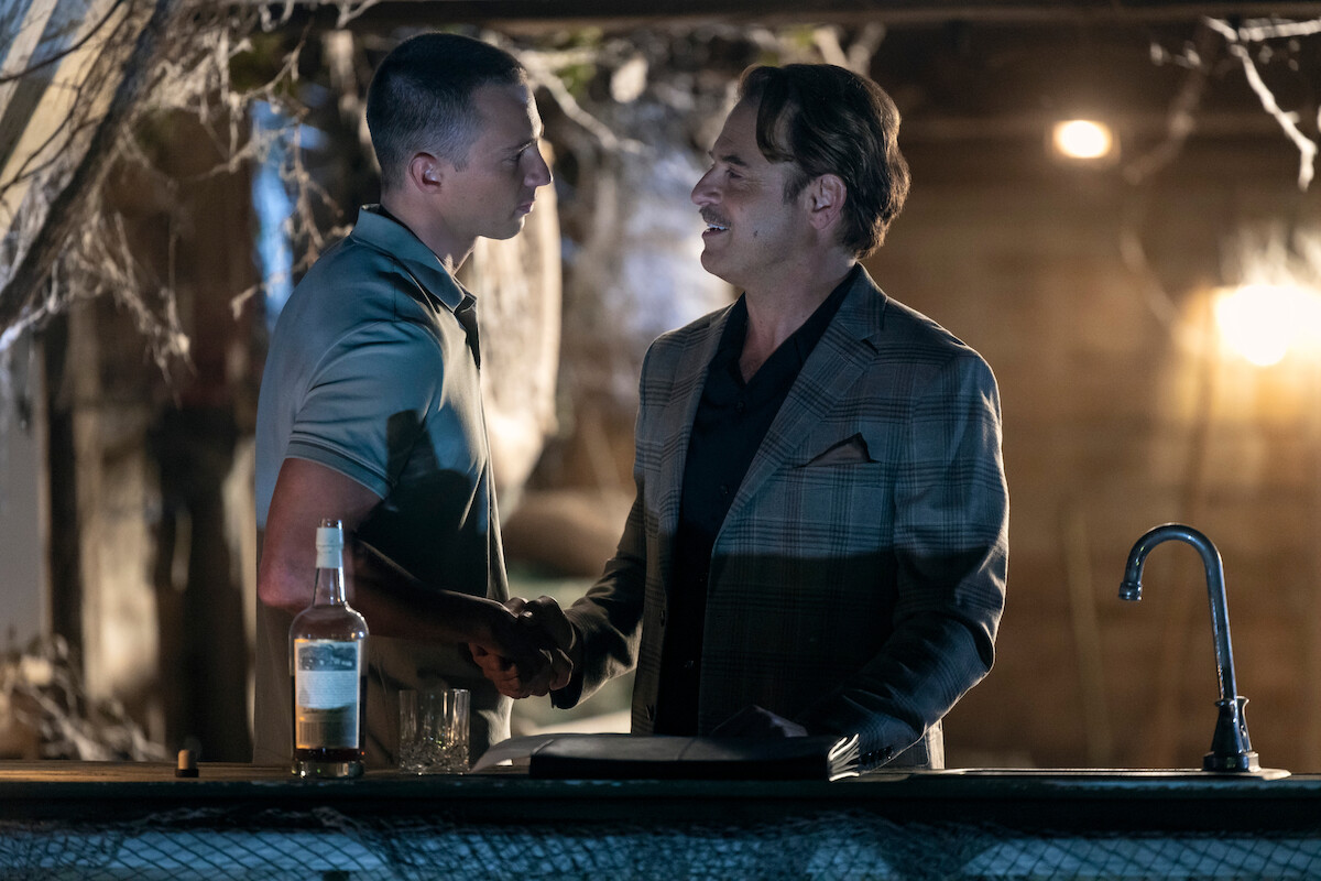 Drew Starkey como Rafe e Anthony Crane como Groff na temporada 4 de ‘Outer Banks’.