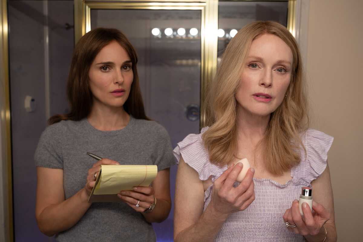 Natalie Portman as Elizabeth Berry and Julianne Moore as Gracie Atherton-Yoo.