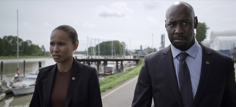 Fola Evans-Akingbola como Chelsea Arrington (à esquerda) e D.B. Woodside como Erik Monks (à direita) na temporada 1 de ‘O Agente Noturno’.