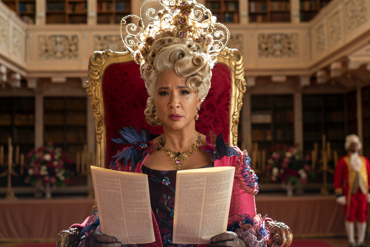 Golda Rosheuvel, como Rainha Charlotte, exibe dois panfletos na temporada 3 de ‘Bridgerton’.