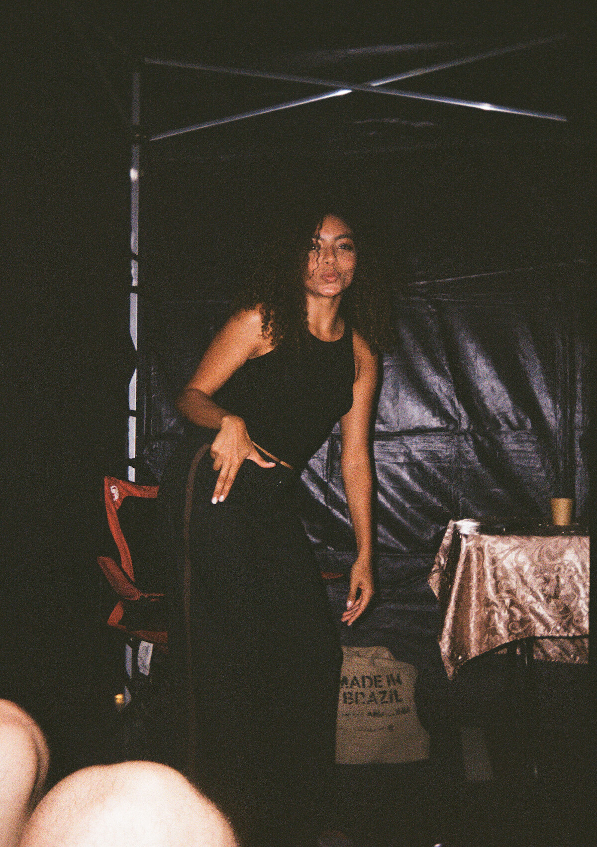 Atriz Any Gabrielly faz pose para foto no set da série ‘Habeas Corpus’