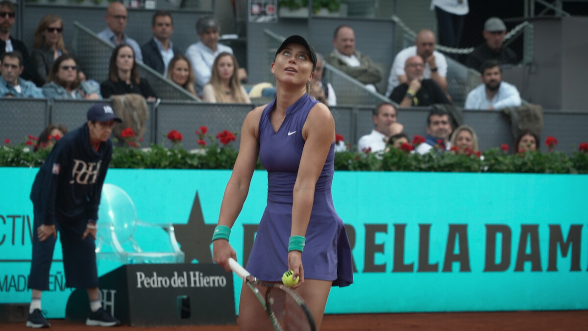 Paula Badosa ready to serve.