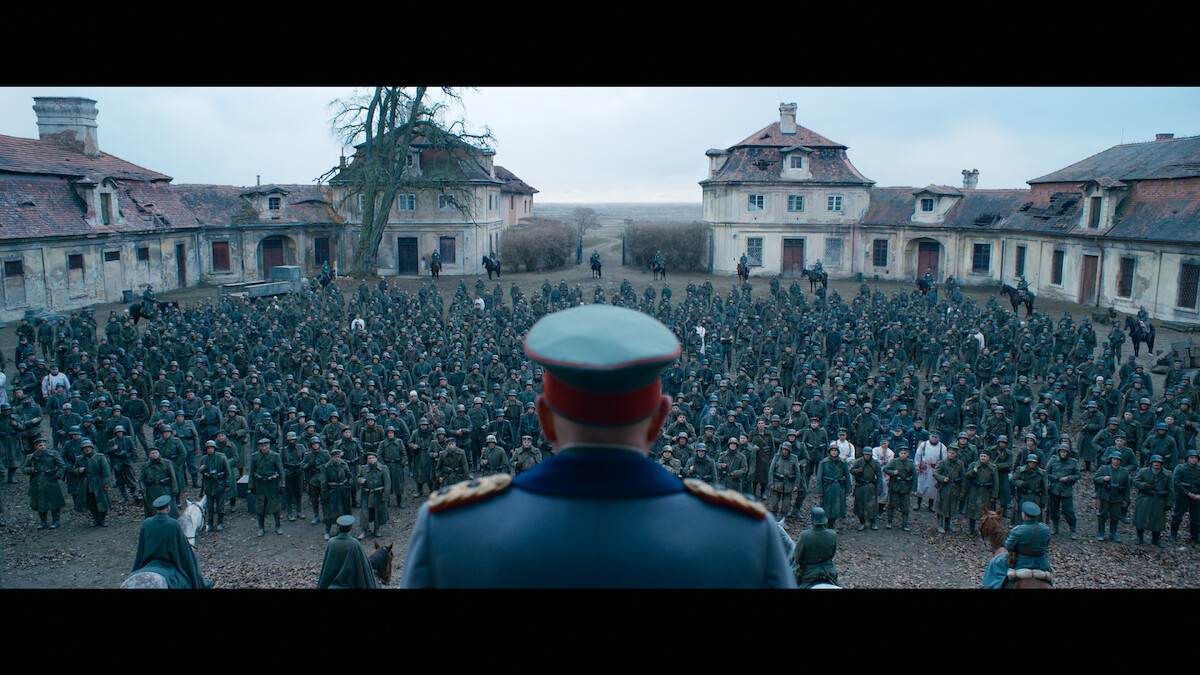 A general stands in front of a crowd of hundreds of soldiers in 'All Quiet on the Western Front.'
