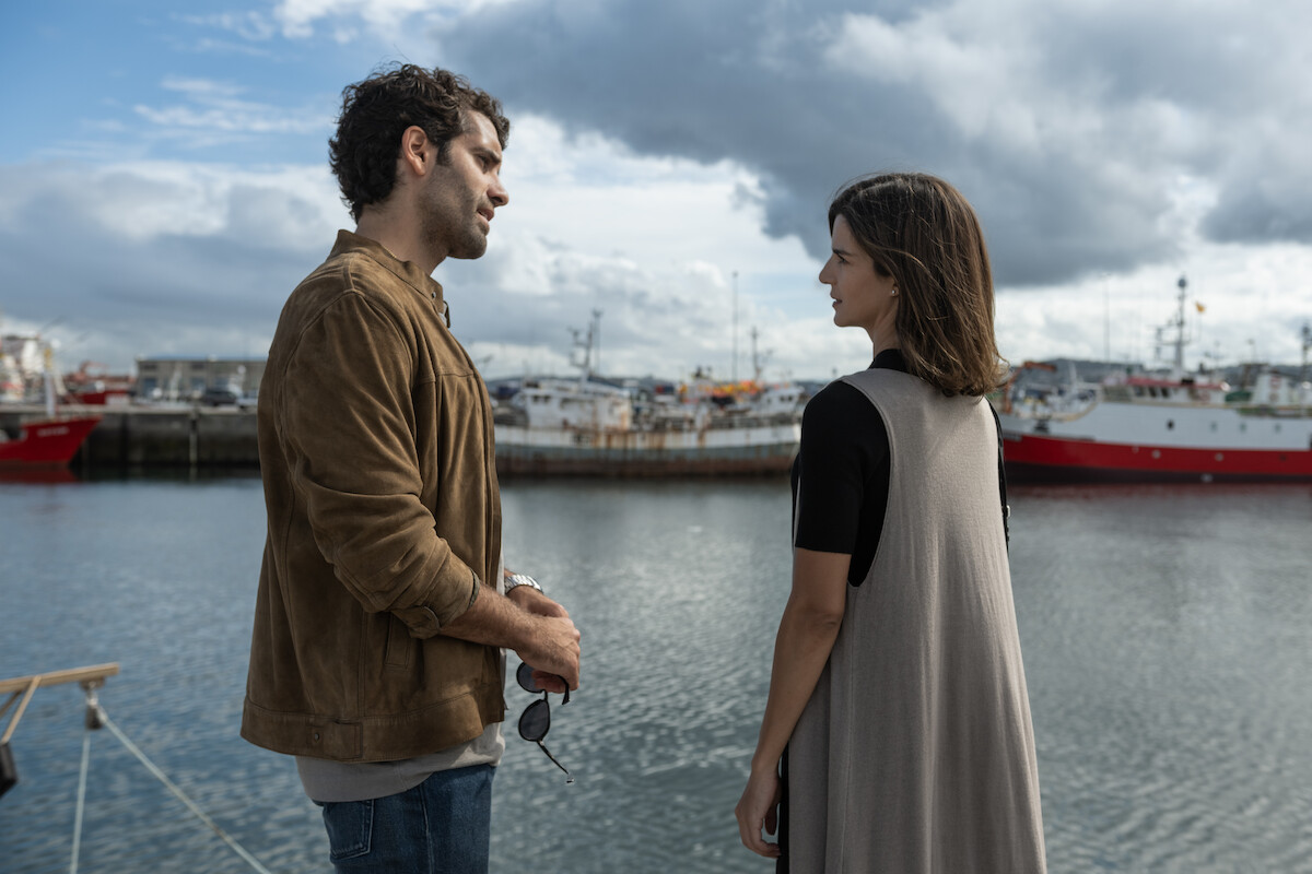Tamar Novas as Daniel and Clara Lago as Ana stand together at a port in ‘Gangs of Galicia’