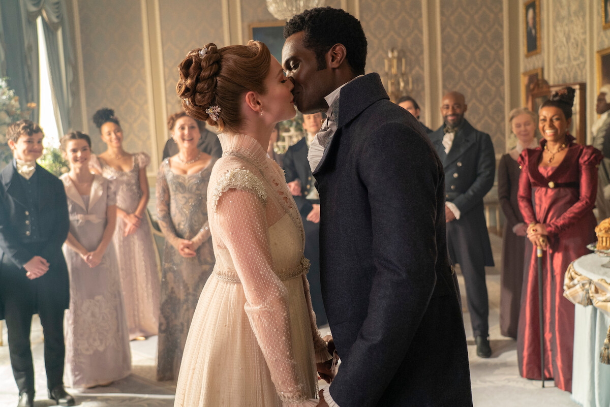 Hannah Dodd como Francesca Bridgerton e Victor Alli como John Stirling se beijam no casamento na temporada 3 de ‘Bridgerton’.