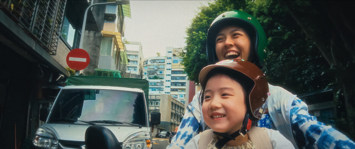 Left-Handed Girl. (L-R) Nina Ye as I-Jing and Shih-Yuan Ma as I-Ann in Left-Handed Girl. Cr. LEFT-HANDED GIRL FILM PRODUCTION CO, LTD © 2025.