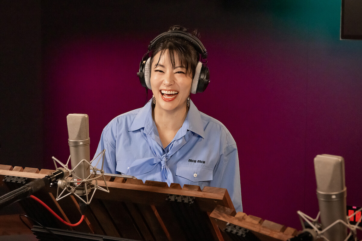 Arden Cho na cabine de gravação dublando Rumi.