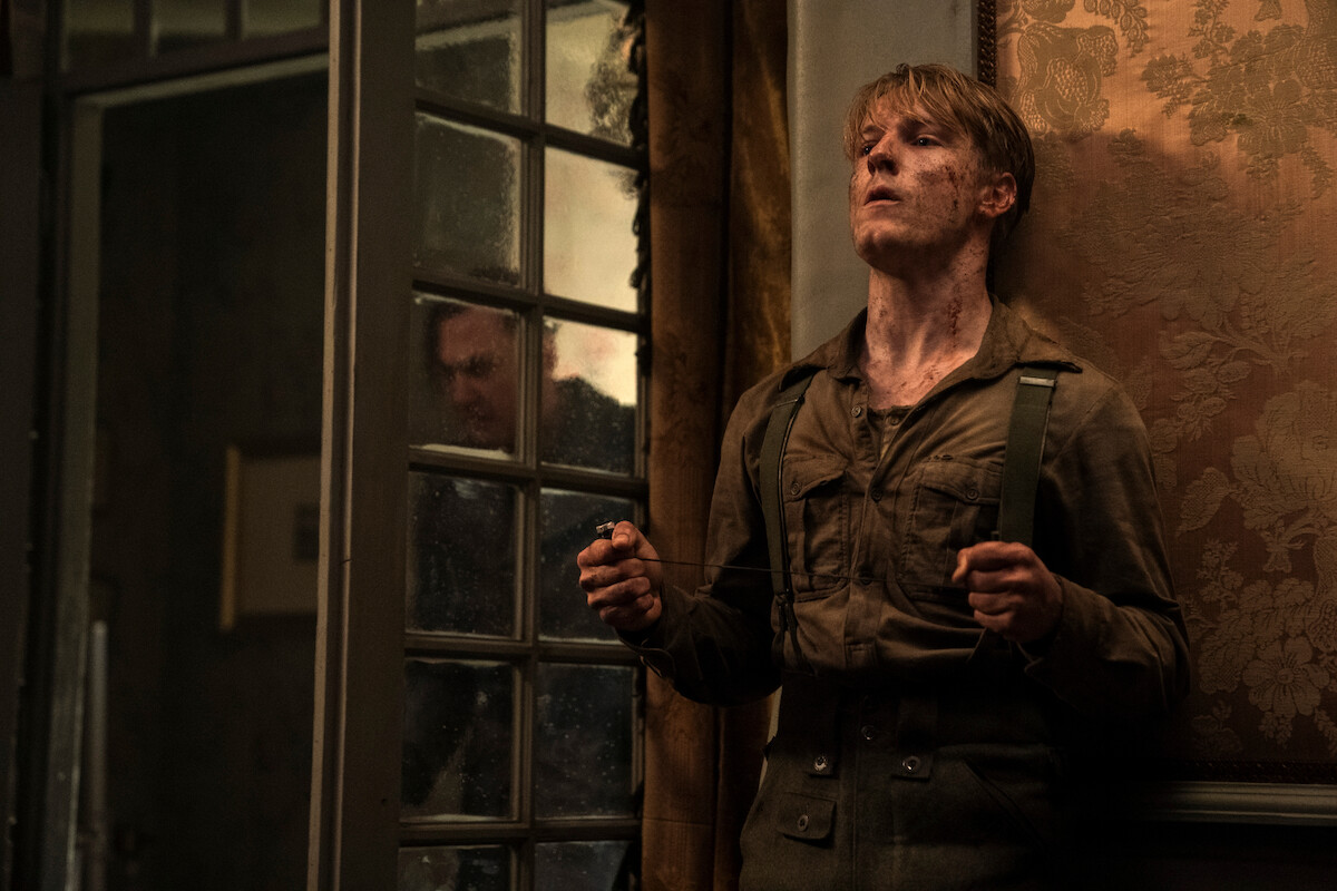 Lars Eidinger as Sergeant Major Reinhold von Rumpel, Louis Hofmann as Werner Pfennig in episode 104 of All the Light We Cannot See.