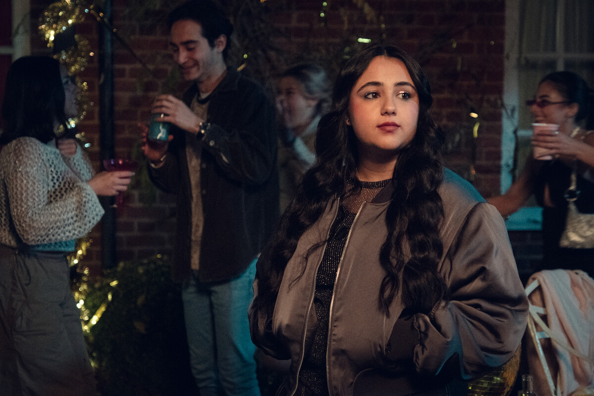 Leila Khan as Sahar looks over her shoulder at a party in Season 3 of ‘Heartstopper.’