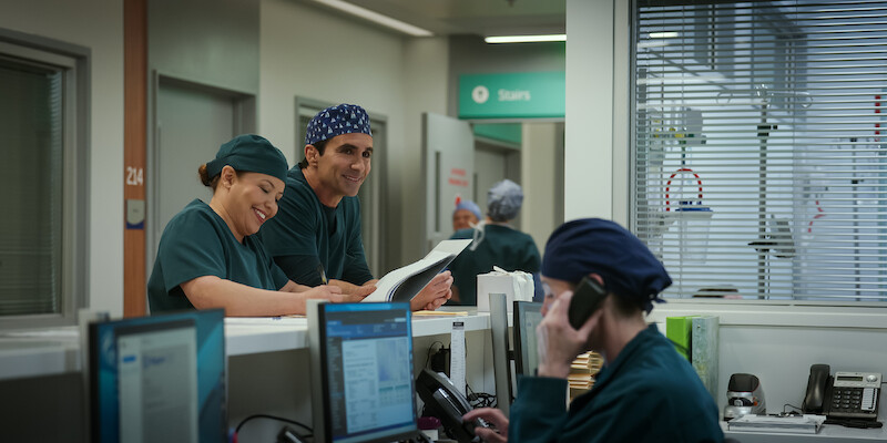 Justina Machado as Dr. Natalie Cruz and Néstor Carbonell as Dr. Ruben Soriano in 'Pulse.'