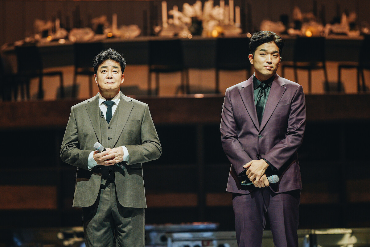 Hosts Paik Jong-won and Anh Sung-jae