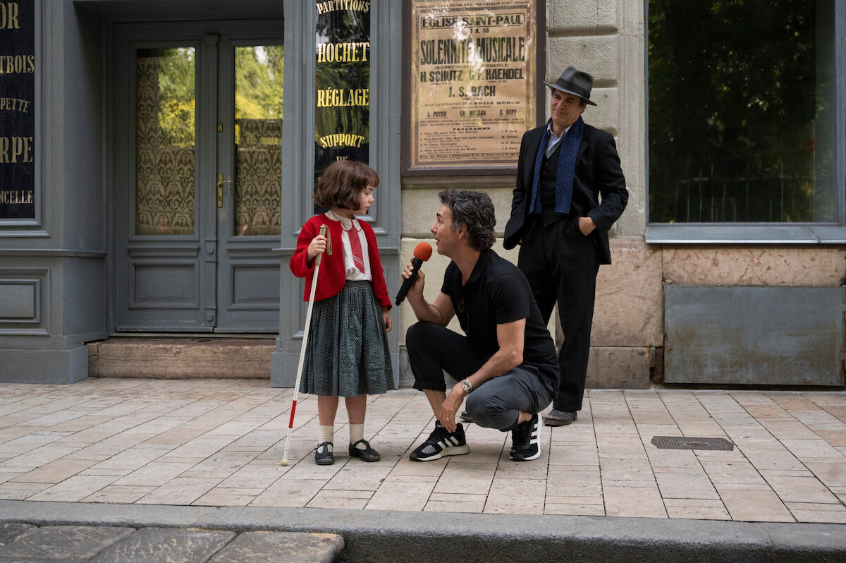 Nell Sutton as Young Marie-Laure, Director/Executive Producer Shawn Levy, Mark Ruffalo as Daniel LeBlanc in episode 101 of All the Light We Cannot See.