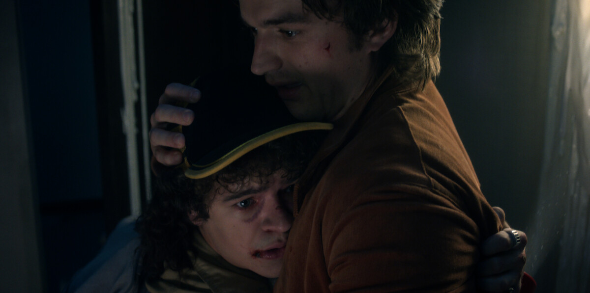 Gaten Matarazzo como Dustin Henderson e Joe Keery como Steve Harrington em ‘Stranger Things 5’