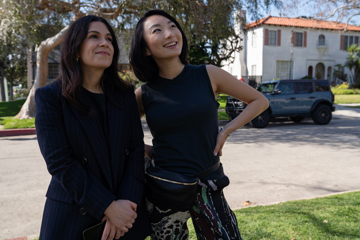 Abbi Jacobson as Leslie and Poppy Liu as Sarah in Season 1 of ‘No Good Deed’