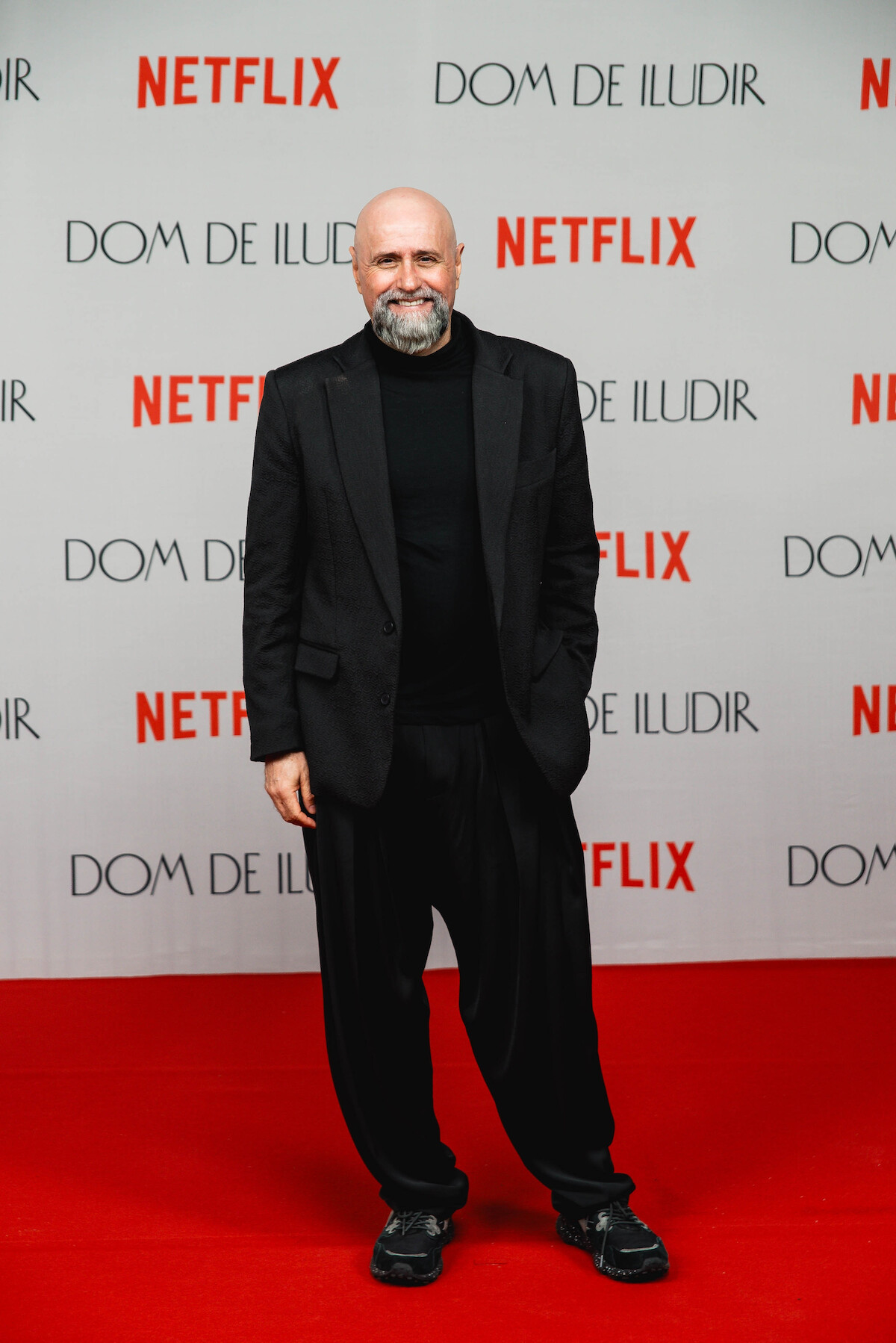 O diretor Mauro Mendonça Filho é um homem alto, careca e com a barba grisalha. Ele veste calça social e terno pretos