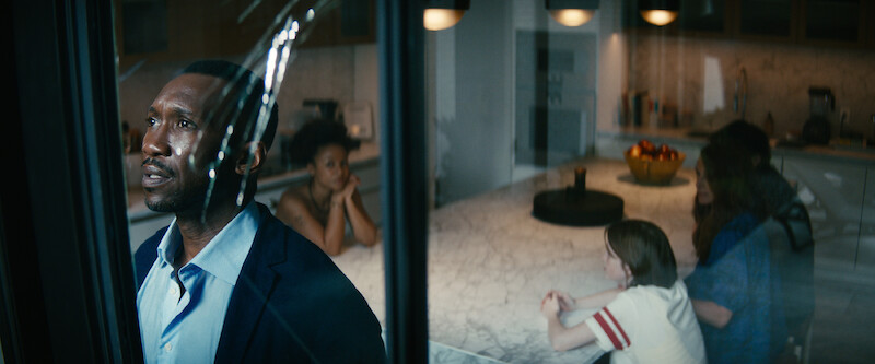 Mahershala Ali as G.H., Myha’la as Ruth, Farrah Mackenzie as Rose and Julia Roberts as Amanda. 