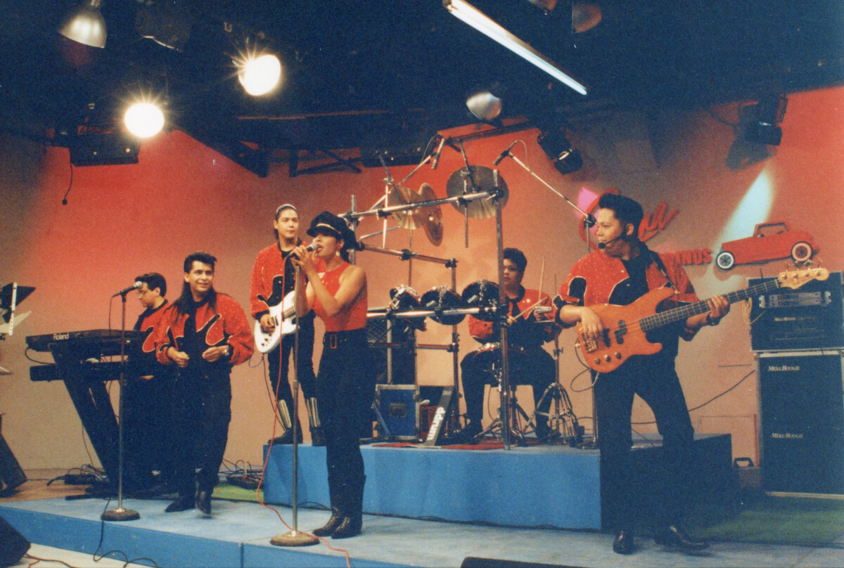 Selena Y Los Dinos performing