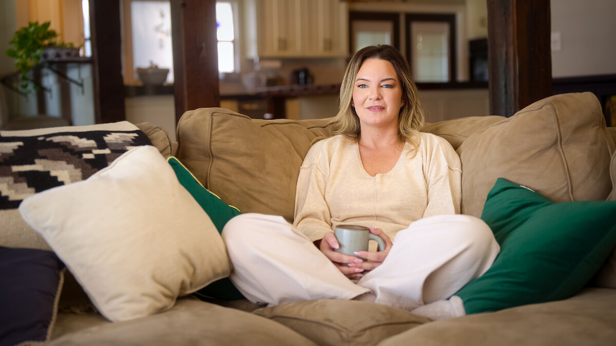 LOVE CON REVENGE. Bridget Phillips in episode 102 of LOVE CON REVENGE. Credit: Courtesy of Netflix/© 2025 Netflix, Inc.