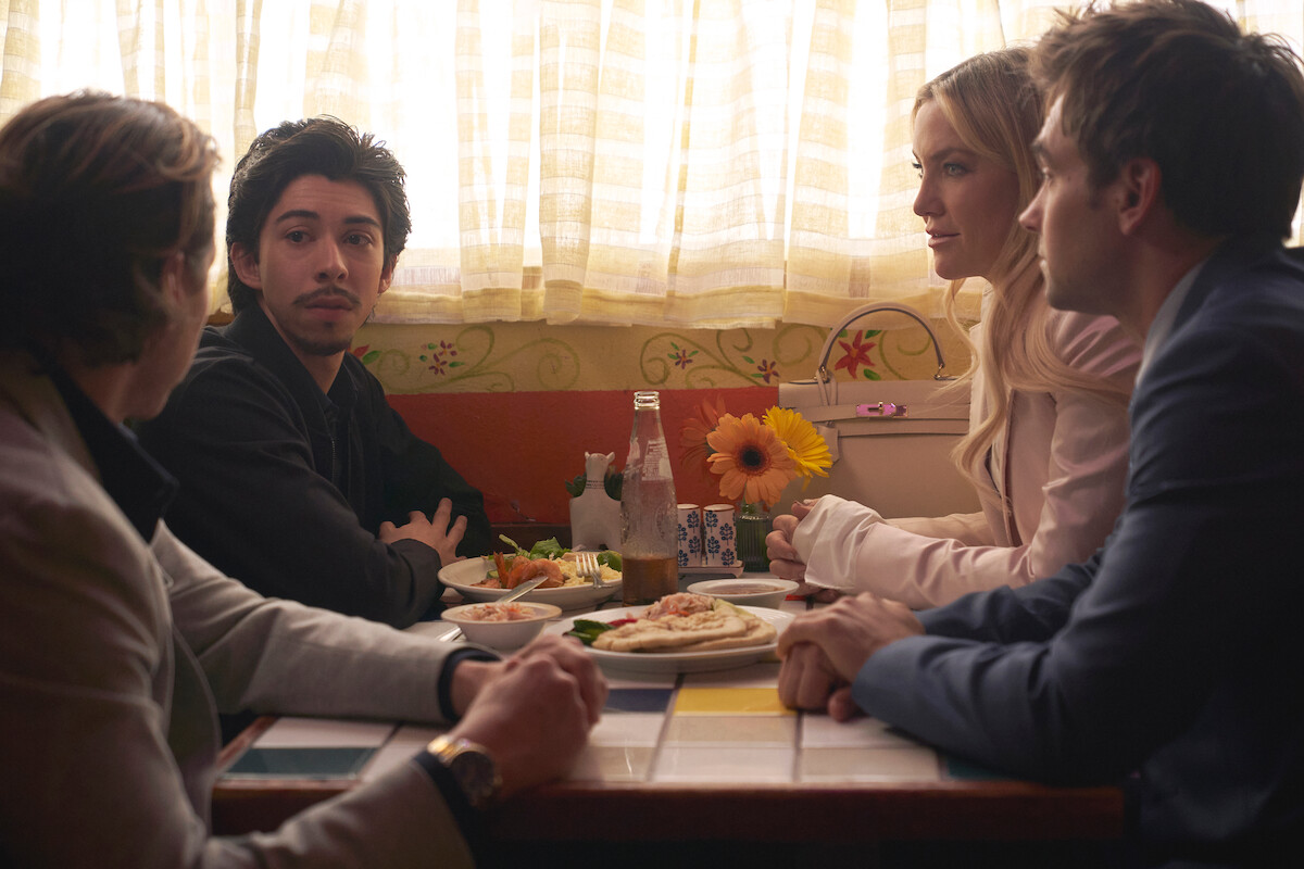 Scott MacArthur como Ness Gordon, Fabrizio Guido como Jackie, Kate Hudson como Isla Gordon e Drew Tarver como Sandy Gordon em 'A Dona da Bola'.