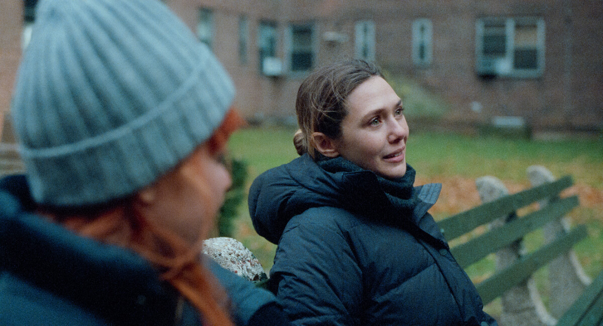 Natasha Lyonne as Rachel and Elizabeth Olsen as Christina in ‘His Three Daughters’