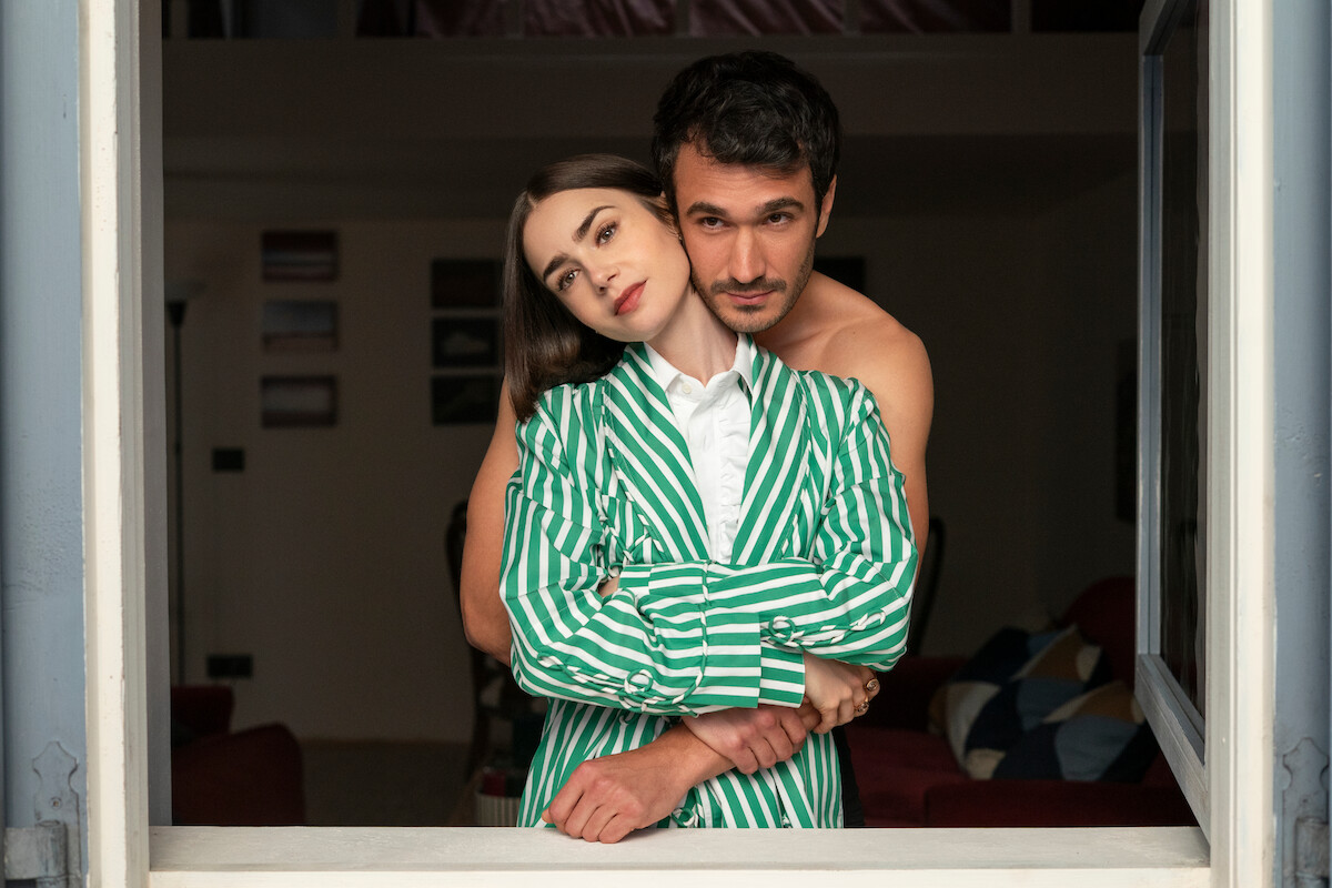 Lily Collins como Emily e Eugenio Franceschini como Marcello na temporada 5 de ‘Emily em Paris’.