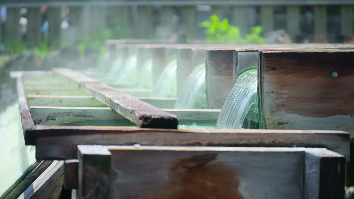Water flows through open pipes into a bath 