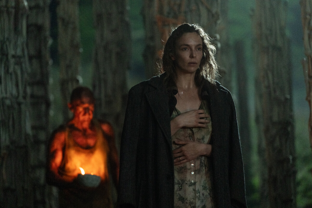 Dr. Kelson (Ralph Fiennes) and Isla (Jodie Comer) in ‘28 Years Later.’