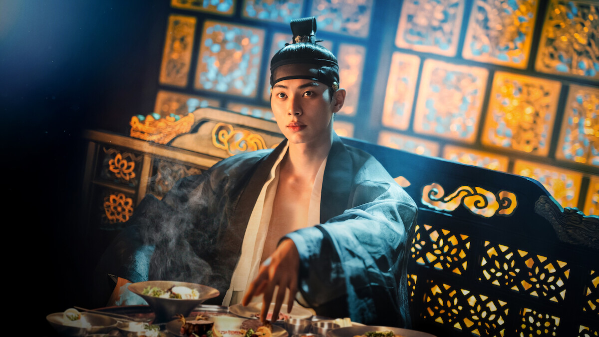 Lee Chae-min as King Yi Heon eats dinner in a production still from ‘Bon Appétit, Your Majesty.’