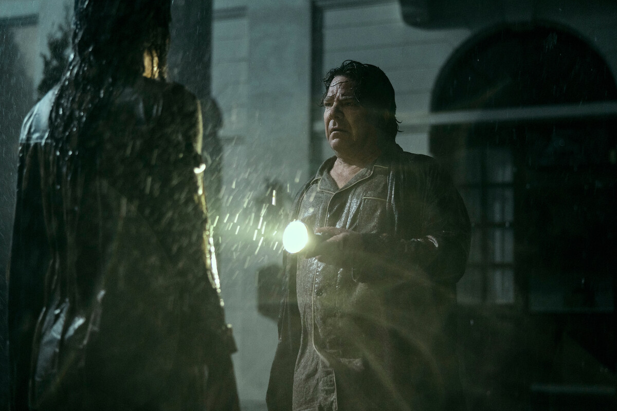 Annabeth Gish as Eliza, Robert Longstreet as Longfellow in episode 101 of The Fall of the House of Usher.