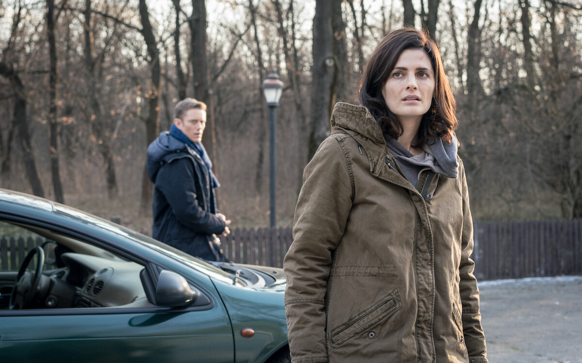 Neil Jackson as Jack Byrne and Stana Katic as Emily Byrne walk up to her old home in ‘Absentia.’