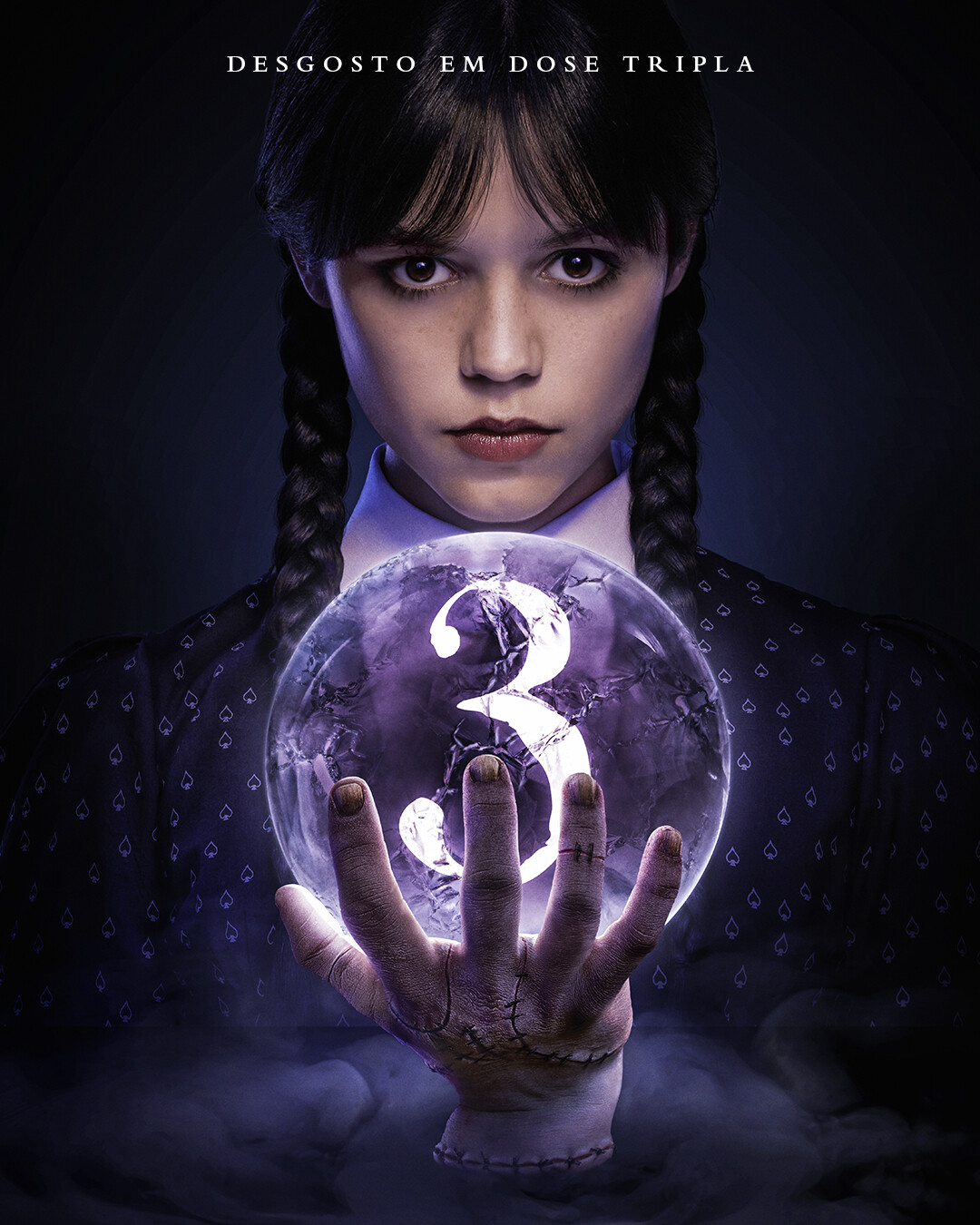 Wandinha Addams e Mãozinha segurando uma bola de cristal com o número “3” dentro dela.