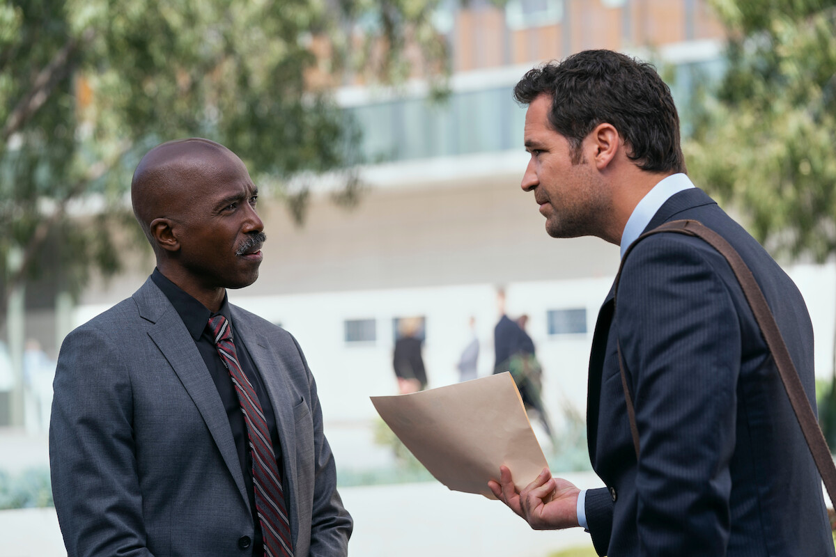 Mickey and Detective Griggs in a tense conversation