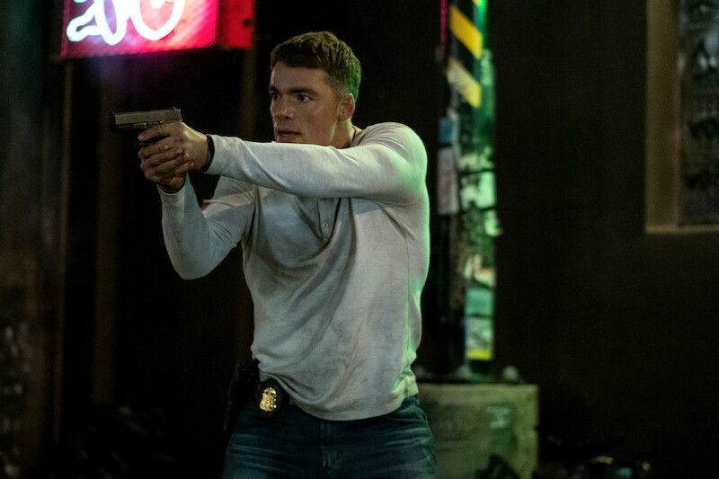 Gabriel Basso como Peter Sutherland em ‘O Agente Noturno’