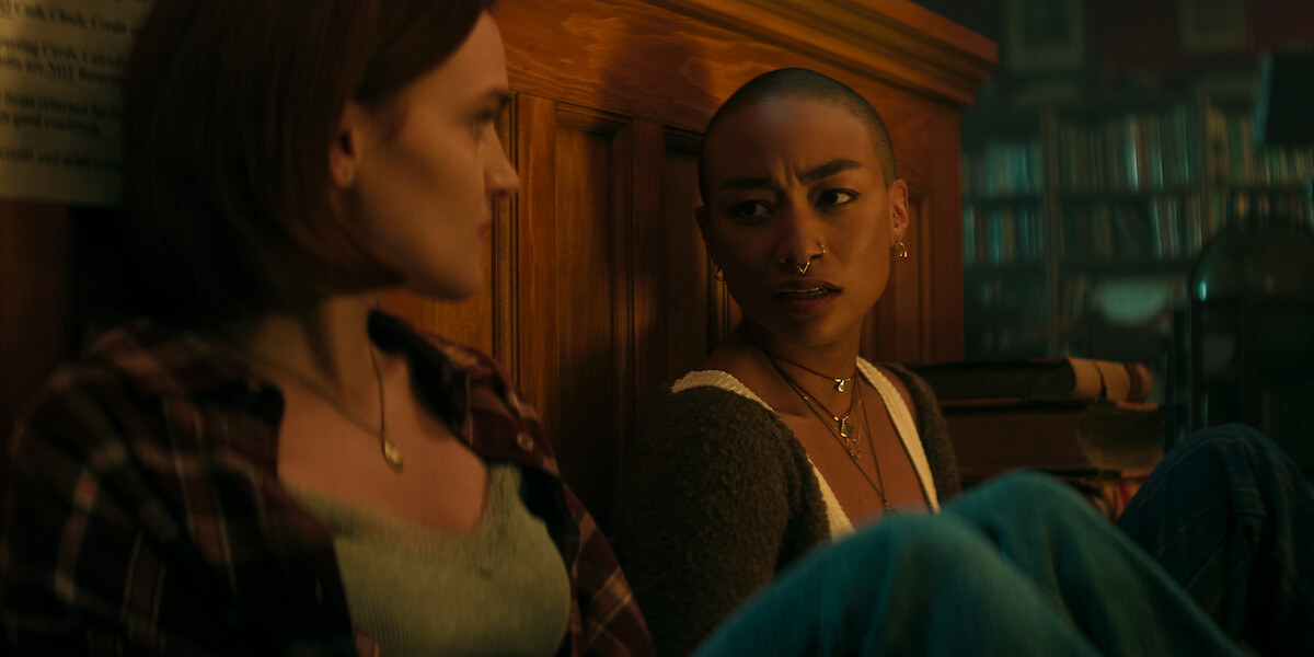 Madeline Brewer as Bronte, Tati Gabrielle as Marienne Bellamy in ‘You.’