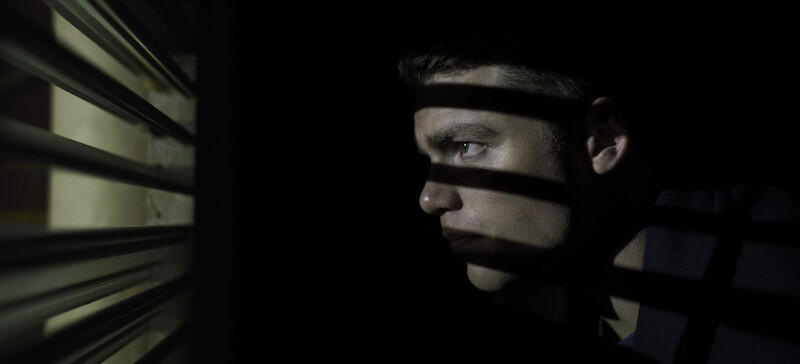 Gabriel Basso como Peter Sutherland em ‘O Agente Noturno’